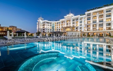 Merit Royal Diamond Hotel & Spa Standart Dağ ve Kısmi Deniz Manzaralı Oda