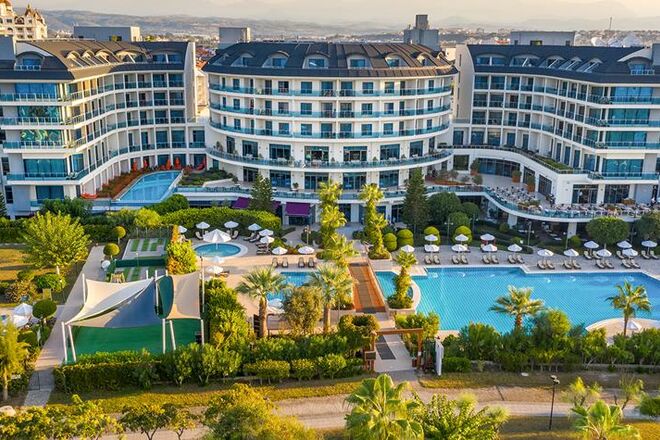 Commodore Elite Suites & Spa (+18)